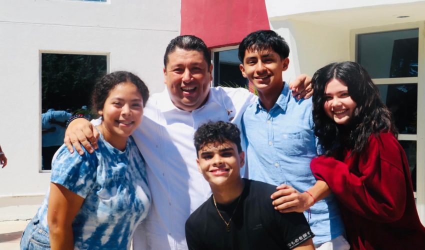 Nuestro rector, el Mtro. Juan Dionisio Cruz Guerrero, continuó dando la bienvenida a las alumnas y alumnos de los grupos de nuevo ingreso en la Universidad Tecnológica de Altamira