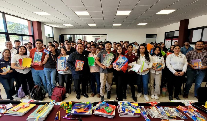 Alumnas y alumnos de nuestra Universidad Tecnológica de Altamira entregaron material recabado para la campaña de colecta de útiles escolares “Aprendiendo con Amor”