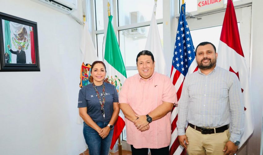 El Mtro. Juan Dionisio Cruz Guerrero felicitó a nuestros docentes del idioma inglés Adrián Ponce Juárez y Amparo González Morales por haber sido seleccionados por la Embajada de los Estados Unidos en México para recibir una beca de capacitación académica del Community College Administration en The Florida State University en Tallahassee