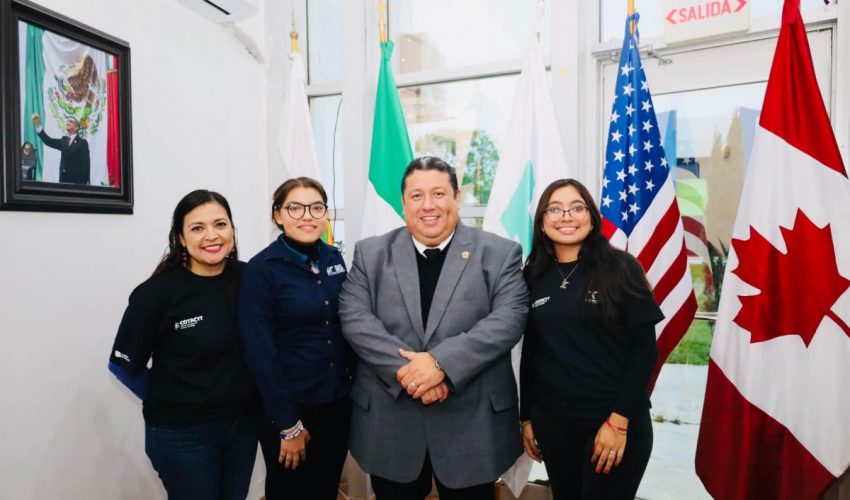 El Mtro. Juan Dionisio Cruz Guerrero felicitó a nuestras alumnas de Nanotecnología y a su asesora, por haber obtenido la acreditación al proyecto “Mundus Fungi: tejido de bacterias como alternativa sustentable para la industria textil, con recubrimiento de nanomaterial hidrófobo”