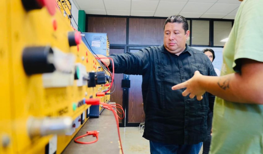 El Mtro. Juan Dionisio Cruz Guerrero visitó laboratorios de las áreas de Mecatrónica, Mantenimiento Industrial y Energías Renovables