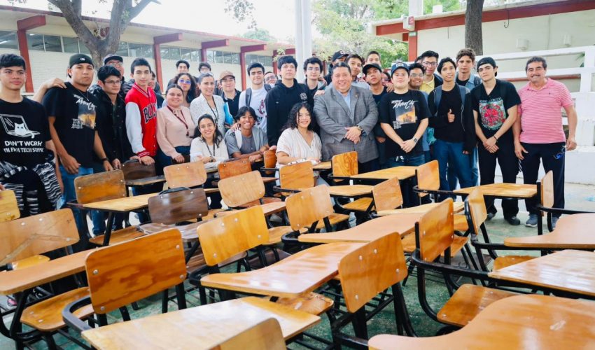 El Mtro. Juan Dionisio Cruz Guerrero atendió la solicitud del Cetis 78 de Altamira para entregarles en donación por parte de nuestra querida Universidad Tecnológica de Altamira, 50 mesabancos restaurados para sus estudiantes.