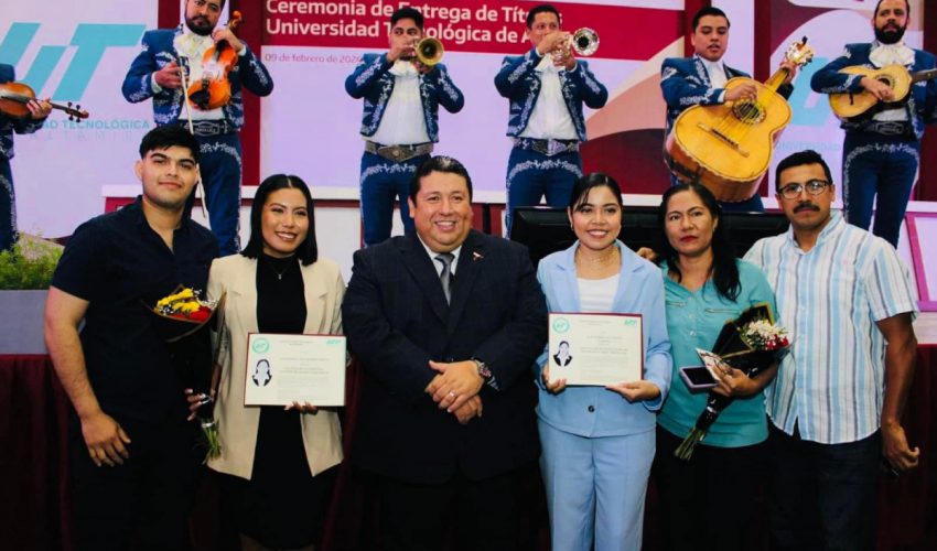 En emotiva ceremonia encabezada por nuestro rector, el Mtro. Juan Dionisio Cruz Guerrero, se realizó la Ceremonia de Entrega de 216 Títulos de las Licenciaturas en Diseño y Gestión de Redes Logísticas y de Innovación de Negocios y Mercadotecnia.