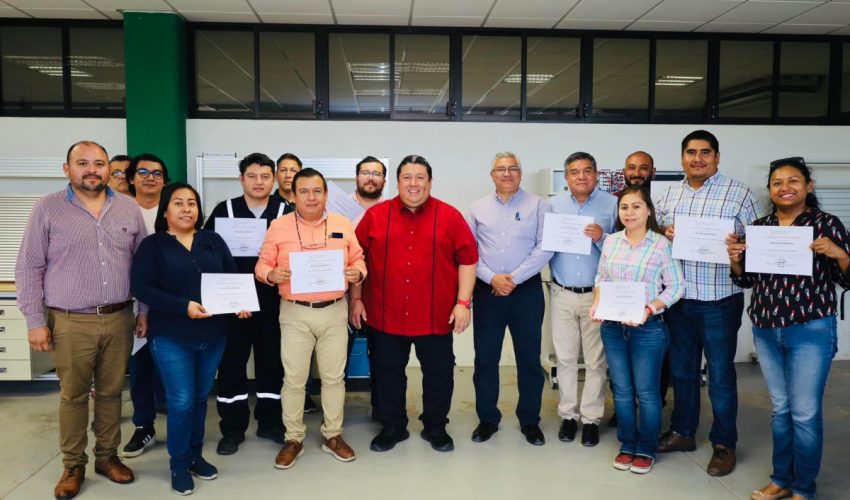 Nuestro rector, el Mtro. Juan Dionisio Cruz Guerrero entregó reconocimientos a las y los profesores de la Carrera de Mantenimiento Industrial de nuestra querida Universidad Tecnológica de Altamira
