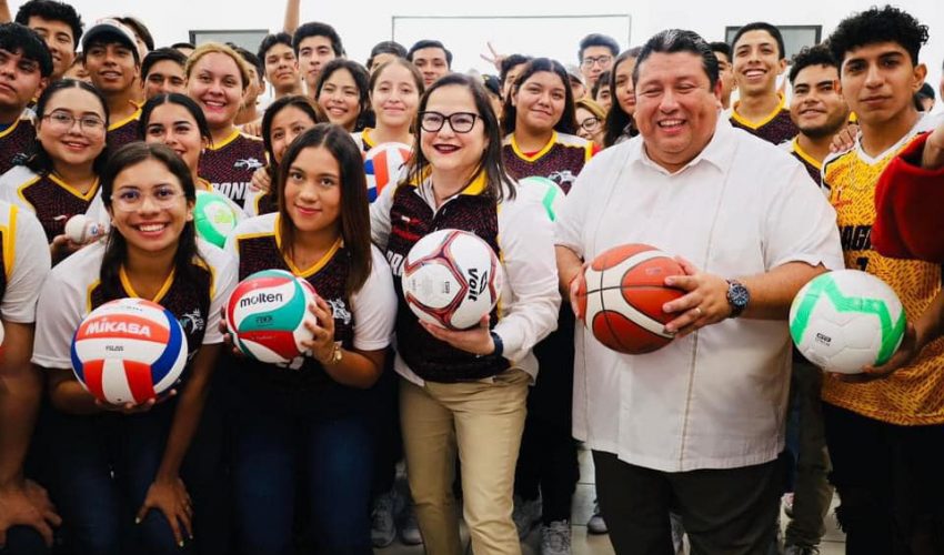 Nuestra secretaria de Educación, Mtra. Lucía Aimé Castillo Pastor en compañía de nuestro rector, Mtro. Juan Dionisio Cruz Guerrero, entregaron uniformes y material deportivo a los equipos de nuestra querida Universidad Tecnológica de Altamira