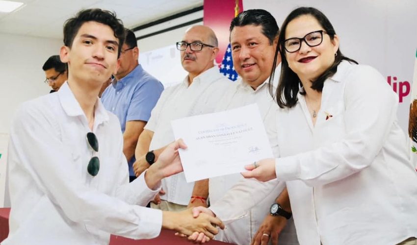 Nuestra secretaria de Educación de Tamaulipas, Mtra. Lucía Aimé Castillo Pastor y nuestro rector el Mtro.  Juan Dionisio Cruz Guerrero realizaron la entrega de 146 Certificados ITEP del idioma inglés a estudiantes de la carrera de Ingeniería en Mecatrónica BIS