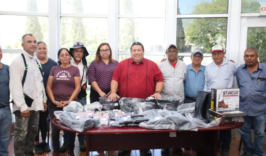 Nuestro Rector Mtro. Juan Dionisio Cruz Guerrero llevó a cabo la entrega al personal de mantenimiento de equipo de seguridad y trabajo