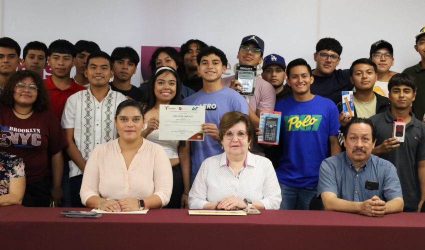 Con la presencia de nuestra Rectora Dra. Mara Acosta González, realizamos la premiación de los alumnos ganadores de nuestra actividad «Festejando a la Patria»