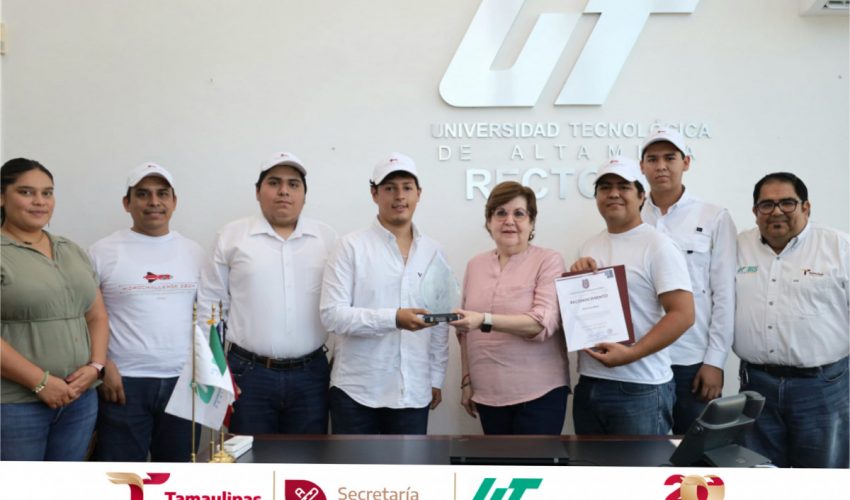 Los alumnos que pertenecen al Programa Espacial Universitario de nuestra institución entregaron el trofeo obtenido en el Hidrochallenge IPN 2024 a la rectora Dra. Mara Acosta González