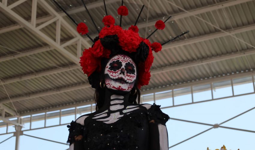 Con el objeto de fomentar nuestras tradiciones, realizamos el concurso de altares, catrinas y catrines, además de exhibición de viejada con la cuadrilla de la UT Altamira