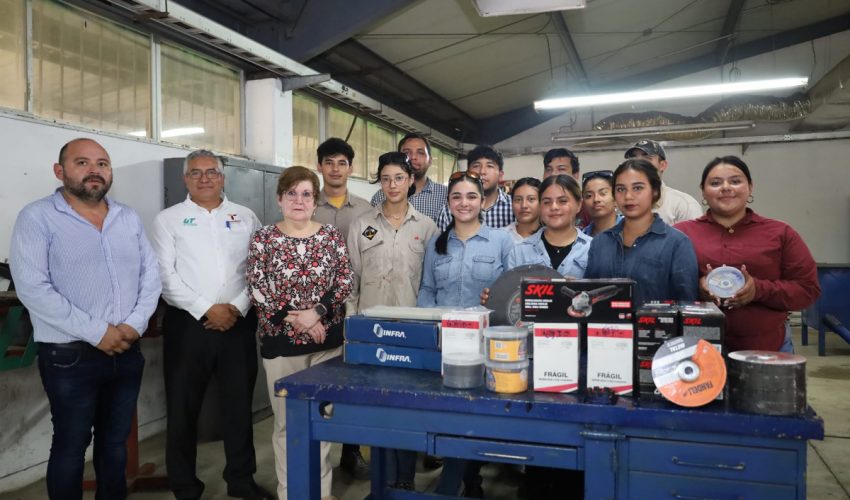 La rectora Dra. Mara Acosta González en compañía del director de la carrera Mtro. Agustín Cervantes Torres, saludó y supervisó las actividades correspondientes a corte y soldadura