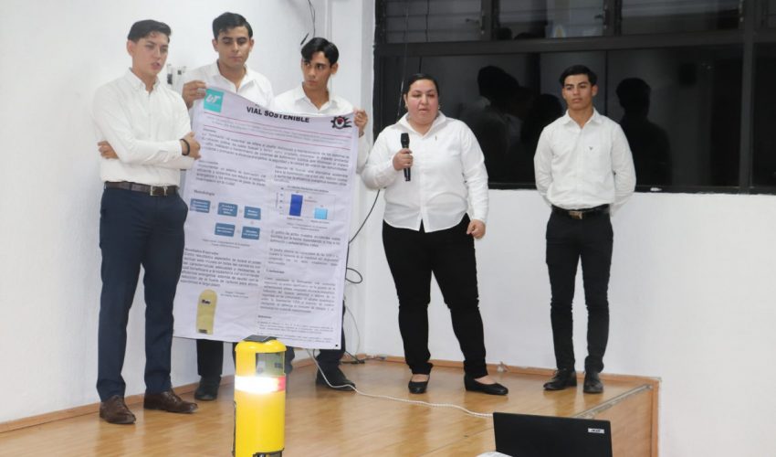 Alumnos y docentes de la carrera de Energías Renovables, realizaron la exposición de sus Proyectos Integradores, donde se contó con la presencia de su directora la Mtra. Mariana Soledad Centeno Sierra