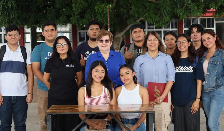 Alumnos de la carrera de Negocios y Logística, bajo la dirección de la Mtra. Ángela Ramírez Garay, hicieron entrega de 20 mesas de madera a nuestra Rectora, la Dra. Mara Grassiel Acosta González