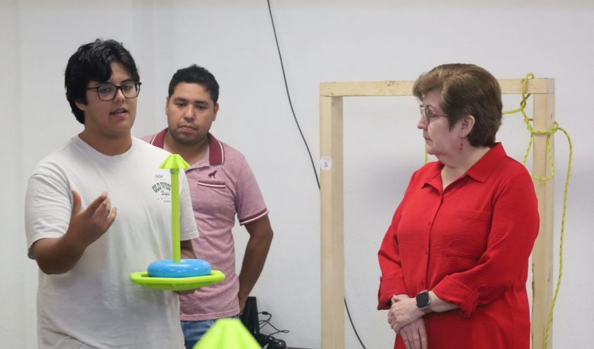 Realizamos la reactivación del equipo de Robótica VEX-U, para ello nuestra rectora la Dra. Mara Acosta González visitó el taller previo a los preparativos para el inicio de temporada 2024- 2025 en la Universidad Tecnológica de Altamira, con el objetivo de conservar el campeonato Nacional