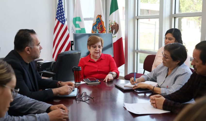 Para contar con un grupo que pueda deliberar en situaciones académicas de los estudiantes de la universidad; directores de carrera, la jefa de servicios escolares y el abogado general, se reunieron con la Rectora Dra. Mara Acosta González para conformar el Comité Académico de la institución