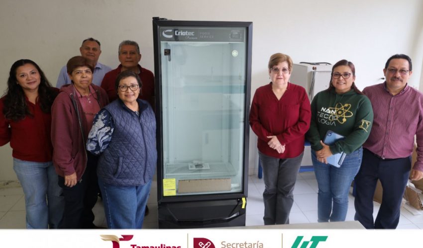 Nuestra Rectora, Dra. Mara Grassiel Acosta González, hizo entrega de equipo y reactivos para el Laboratorio de Microbiología, mismo que consta de un refrigerador industrial con capacidad de 400 litros para la conservación de reactivos químicos y muestras biológicas