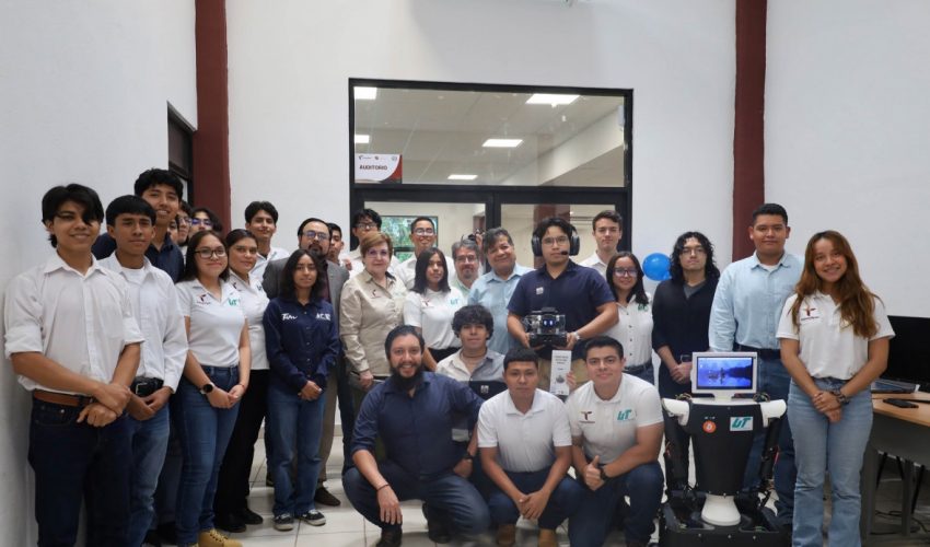 En el marco del convenio de colaboración con la CMIC, la Dra. Mara Grassiel Acosta González, Rectora de la Universidad Tecnológica de Altamira, estuvo presente en la muestra de proyectos por parte de los estudiantes de 3er. cuatrimestre de Técnico Superior en Mecatrónica de la UTALT