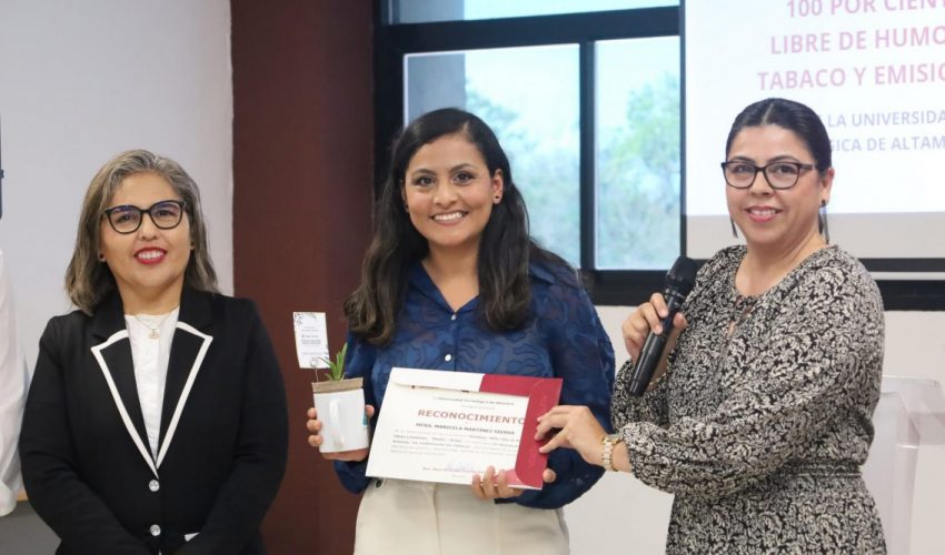 Durante el segundo día de actividades de la 12ª Semana del Medio Ambiente, la Mtra. Maricela Martínez Sierra presentó los programas institucionales: 100% Libre de Humo de Tabaco y Menos Plástico más acción.