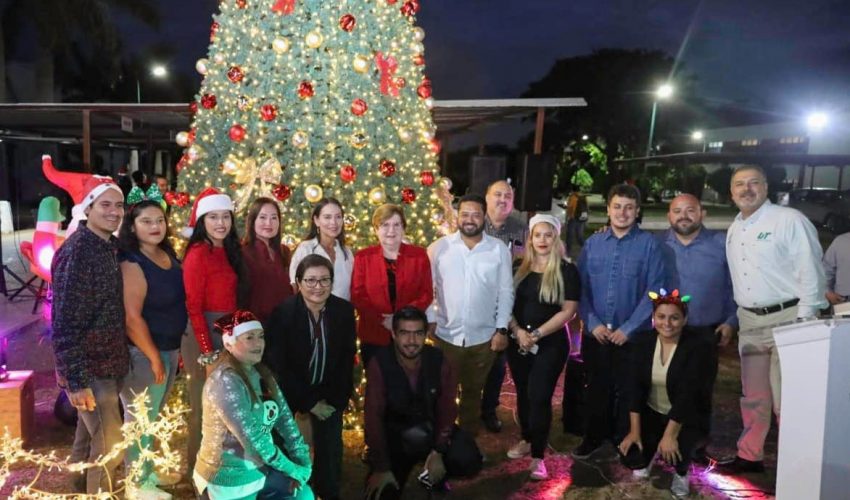 En un ambiente lleno de alegría y espíritu decembrino, la UTALT realizó el Gran Encendido del Pino Navideño 2025