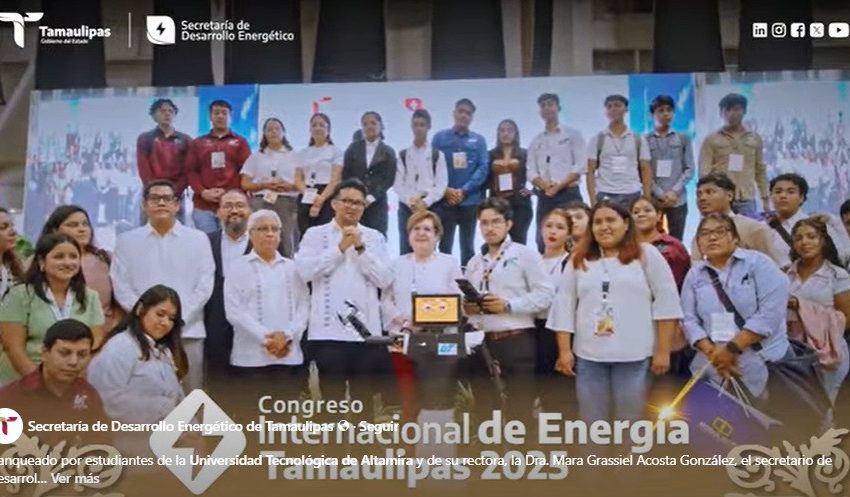 Flanqueado por estudiantes de la Universidad Tecnológica de Altamira y de su rectora, la Dra. Mara Grassiel Acosta González,