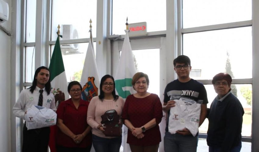 La UTALT entregó uniformes institucionales a estudiantes de Ingeniería en Nanotecnología e integrantes del proyecto FITO: “Biohidrogel inteligente para la liberación controlada de fertilizantes”.