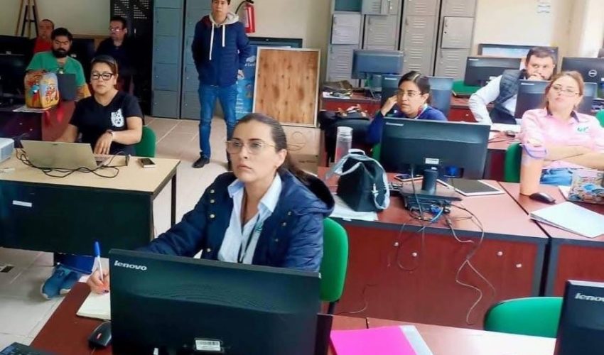 Docentes de la Academia de Inglés Institucional participaron en una capacitación sobre el uso de aulas virtuales